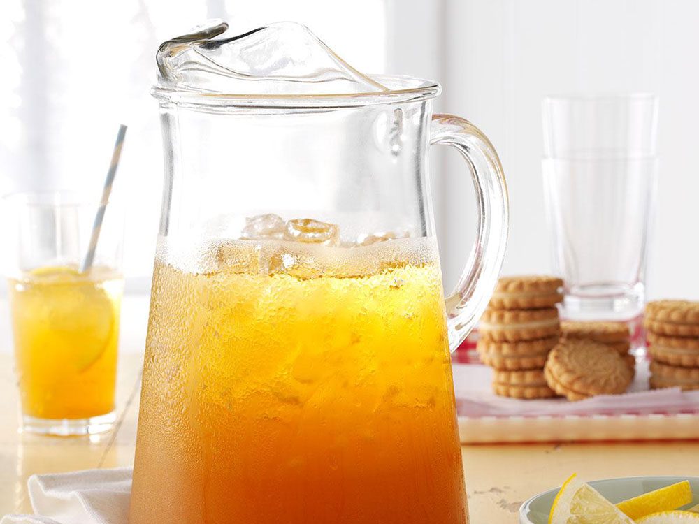 Image d'une carafe de thé glacé sur une table avec des biscuits